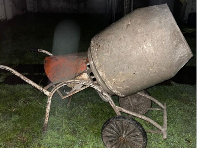 Lo agarraron con la mezcladora en la mano